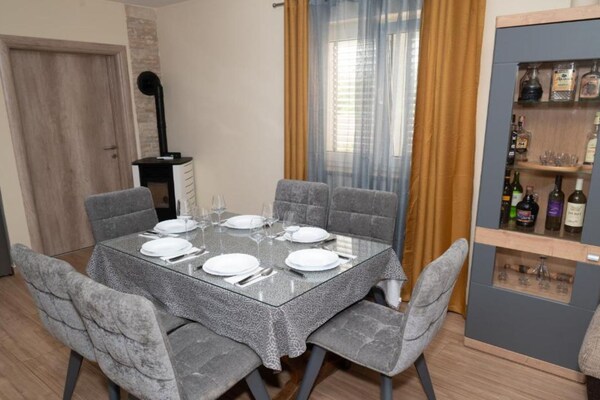 Foto van Five Bedroom Villa With Pool - Vakantiehuis in Bogatic - DiningRoom