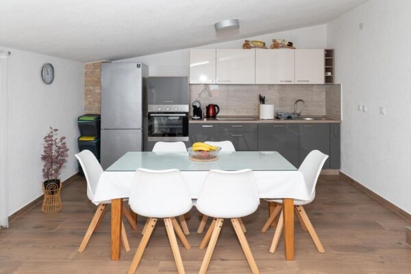 Foto van Five Bedroom Villa With Pool - Vakantiehuis in Bogatic - DiningRoom