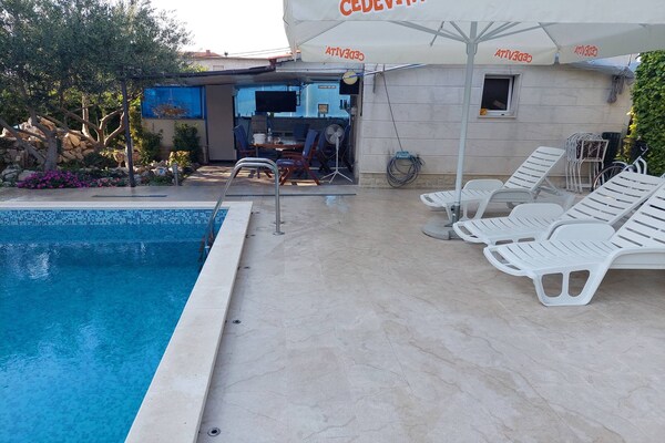 Foto van Kastel Stafilic Comfortable Apartments - Three Bedroom Apartment with Terrace - Pool