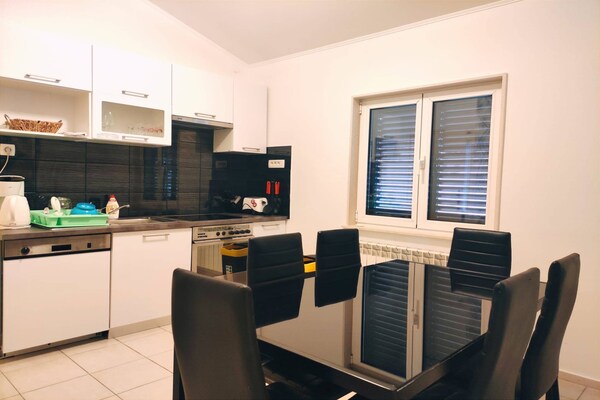 Foto van Kastel Stafilic Comfortable Apartments - Three Bedroom Apartment with Terrace - Kitchen