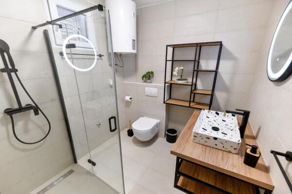 Foto van Four Bedroom Villa With Hot Tub - Vakantiehuis in Pasman - BathRoom