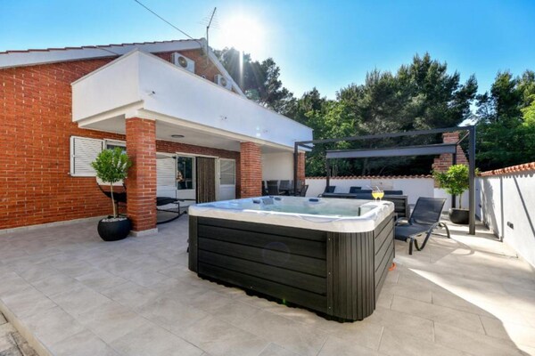 Foto van Four Bedroom Villa With Hot Tub - Vakantiehuis in Pasman - Spa