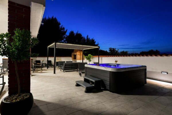 Foto van Four Bedroom Villa With Hot Tub - Vakantiehuis in Pasman - Spa