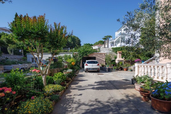 Foto van Beachfront Cozy Krk Apartment with Balcony - One Bedroom Apartment with Balcony - Outdoor