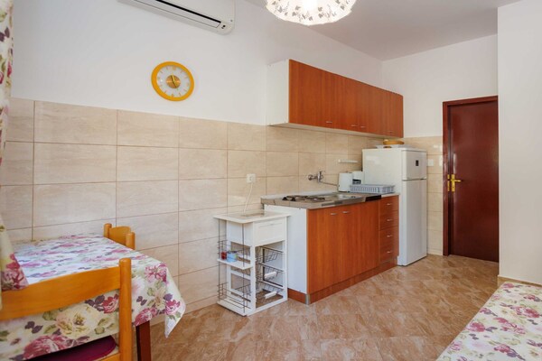 Foto van Beachfront Cozy Krk Apartment with Balcony - One Bedroom Apartment with Balcony - Kitchen