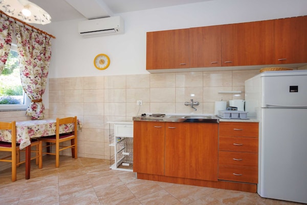 Foto van Beachfront Cozy Krk Apartment with Balcony - One Bedroom Apartment with Balcony - Kitchen
