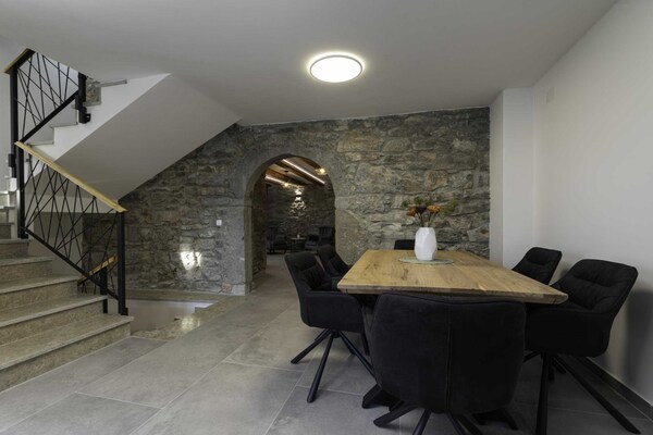 Foto van Luxury Krk Villa with Private Pool and Gardens - Three Bedroom Villa - DiningRoom