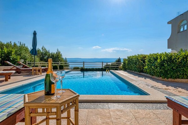 Foto van Apartments Tafra - One Bedroom Apartment - Vakantiehuis in Lokva Rogoznica - Pool