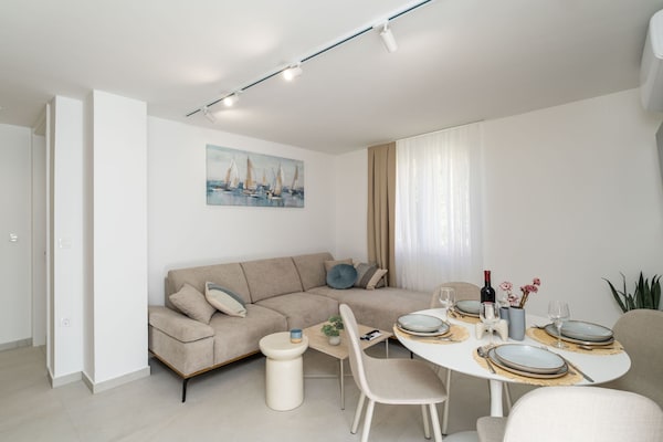 Foto van Modern City Escape - Two Bedroom Apartment with Balcony - LivingRoom