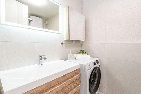 Foto van Modern City Escape - Two Bedroom Apartment with Balcony - BathRoom
