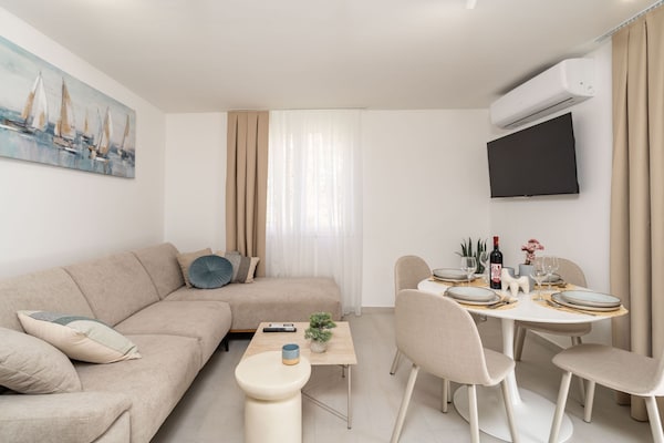 Foto van Modern City Escape - Two Bedroom Apartment with Balcony - LivingRoom