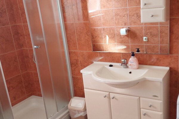 Foto van Apartmani Luna - Two Bedroom Apartment - Vakantiehuis in Sukosan - BathRoom