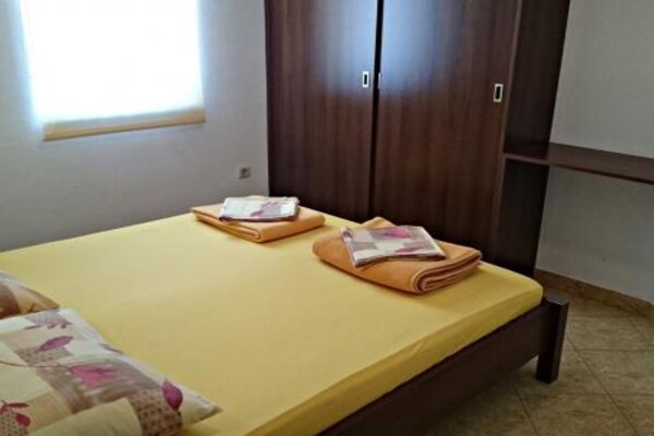 Foto van Apartments Radacic - Two Bedroom Apartment With Terrace And Sea View (A1) - BedRoom