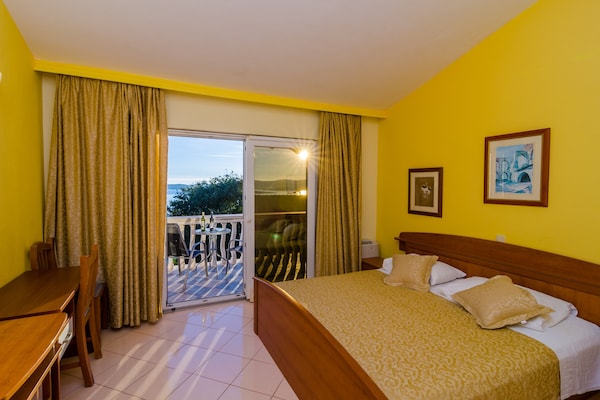 Foto van Hotel Pansion Villa Antonio - Two Bedroom Suite with Balcony and Garden View 17 - BedRoom