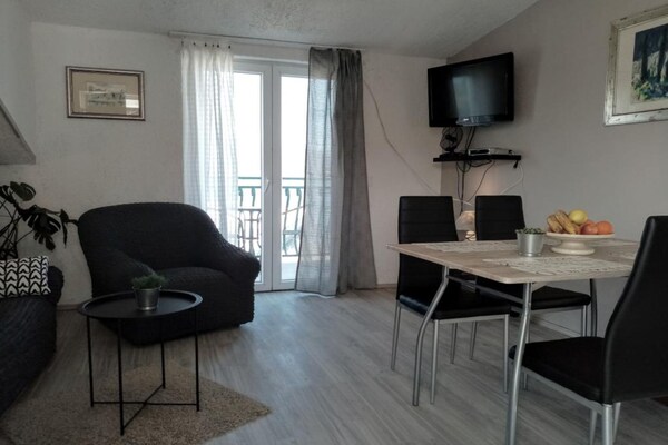 Foto van Apartments Silva - Superior Two Bedroom Apartment with Balcony and Sea View - LivingRoom