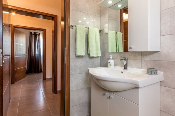 Foto van Holiday Home Stari Dvori - Vakantiehuis in Šibenik - BathRoom