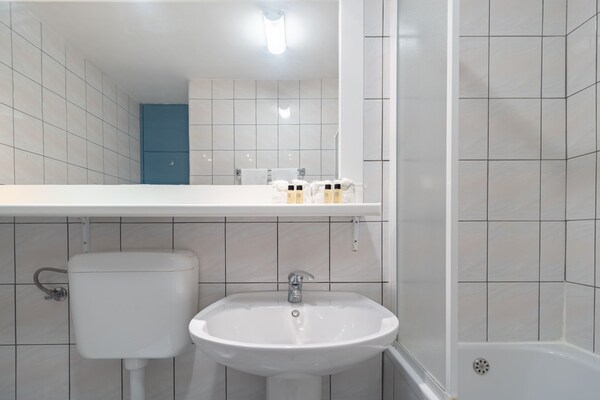 Foto van Hotel Issa - Double Room Sea View 33 - Vakantiehuis in Vis - BathRoom