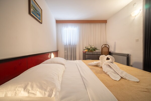 Foto van Hotel Issa - Double Room Sea View 33 - Vakantiehuis in Vis - BedRoom