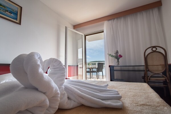 Foto van Hotel Issa - Double Room Sea View 33 - Vakantiehuis in Vis - BedRoom