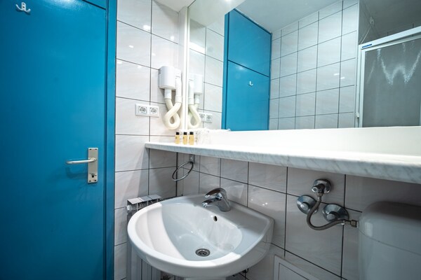 Foto van Hotel Issa - Double Room Sea View 36 - Vakantiehuis in Vis - BathRoom