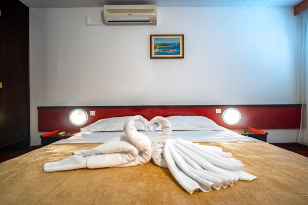 Foto van Hotel Issa - Double Room Sea View 36 - Vakantiehuis in Vis - BedRoom