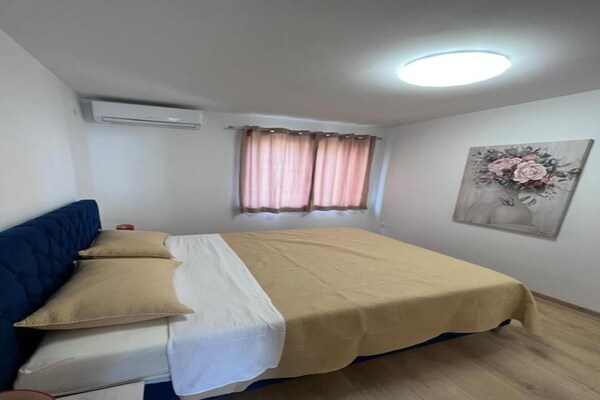 Foto van Four-Bedroom Apartment With Sea View - Vakantiehuis in Drace - BathRoom