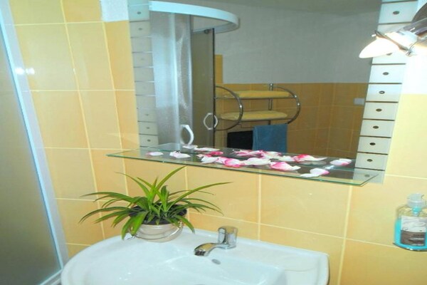 Foto van Charming Apartments Kestenovi Dvori - Studio (A6) - Vakantiehuis in Opatija - BathRoom