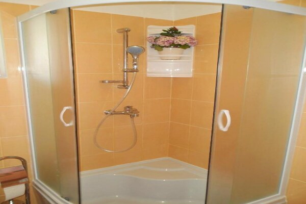 Foto van Charming Apartments Kestenovi Dvori - Studio (A6) - Vakantiehuis in Opatija - BathRoom