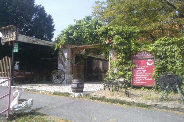 Foto van Comfort Double Room with Terrace and Kitchenette - Vakantiehuis in Osijek - Outdoor