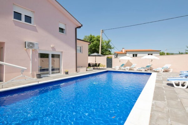 Foto van Four Bedroom Villa With Terrace and Swimming pool - Vakantiehuis in Imotski - Pool