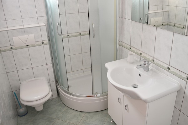 Foto van Retreat met zeezicht in Celina - Vakantiehuis in Čelina, Lokva Rogoznica - BathRoom