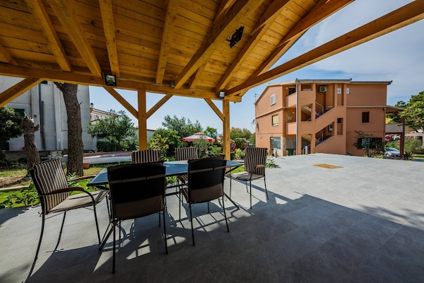 Foto van Apt met twee slaapkamers vlakbij het strand - Vakantiehuis in Šibenik-Brodarica - terrace