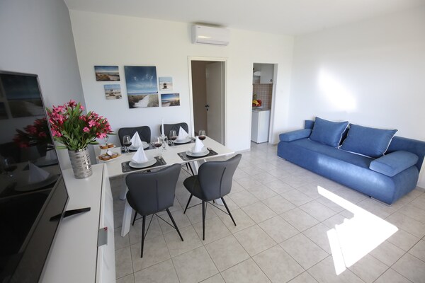 Foto van Modern vakantiehuis met zwembad - Vakantiehuis in Bibinje - LivingRoom