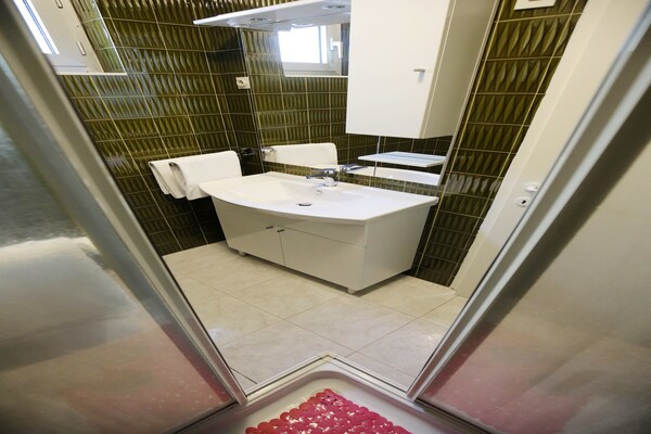 Foto van Modern vakantiehuis met zwembad - Vakantiehuis in Bibinje - BathRoom