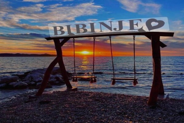 Foto van Modern vakantiehuis met zwembad - Vakantiehuis in Bibinje - AreaSummer20KM