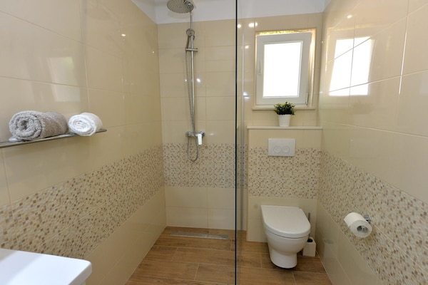 Foto van Vakantiehuis in Maslenica met Zeezicht - Vakantiehuis in Maslenica - BathRoom