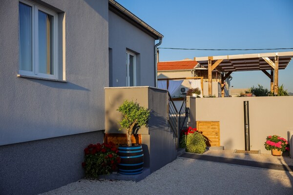 Foto van Vakantiehuis in Maslenica met Zeezicht - Vakantiehuis in Maslenica - TerraceBalcony