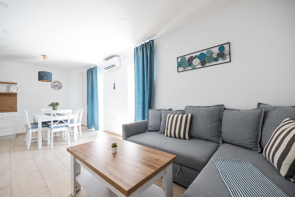 Foto van Vakantiehuis in Maslenica met Zeezicht - Vakantiehuis in Maslenica - LivingRoom