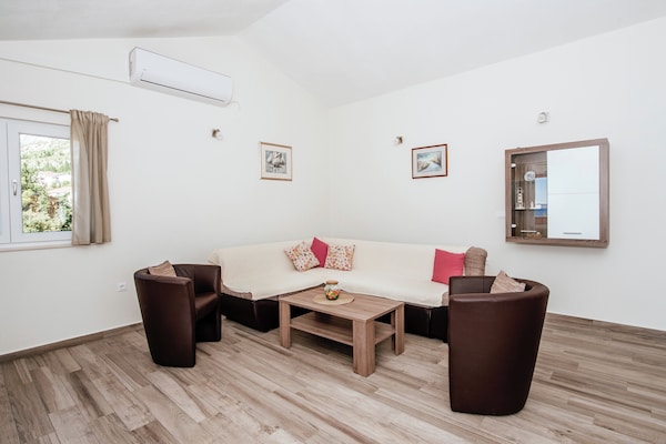 Foto van Appartement in Starigrad bij de zee - Vakantiehuis in Starigrad Paklenica - LivingRoom