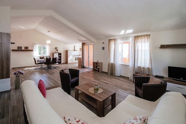 Foto van Appartement in Starigrad bij de zee - Vakantiehuis in Starigrad Paklenica - LivingRoom