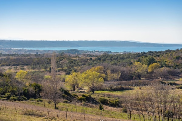Foto van Prachtig appartement in Radovin met tuin - Vakantiehuis in Radovin - ViewSummer