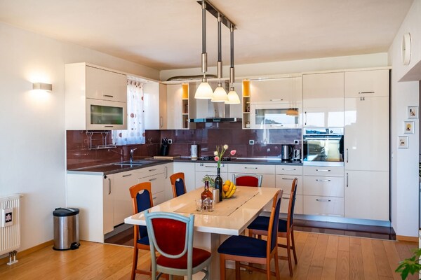 Foto van Prachtig appartement in Radovin met tuin - Vakantiehuis in Radovin - DiningRoom