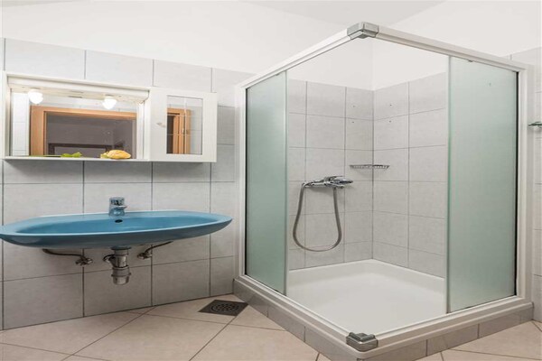 Foto van Appartement in Kraljevica vlakbij Rock Beach - Vakantiehuis in Kraljevica - BathRoom