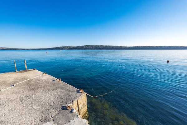 Foto van Appartement Rab met privésteiger en zeezicht - Vakantiehuis in Rab - Outdoor