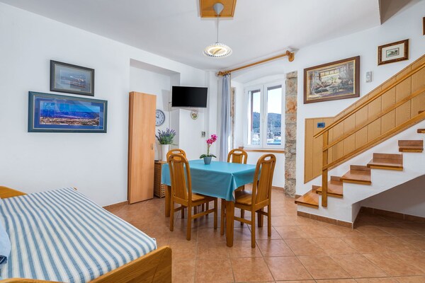 Foto van Appartement in Cres met Zeezicht en Centrum - Vakantiehuis in Cres - DiningRoom