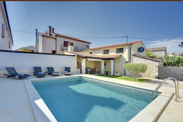 Foto van Villa in Pula met privézwembad - Vakantiehuis in Valtura - ExteriorSummer