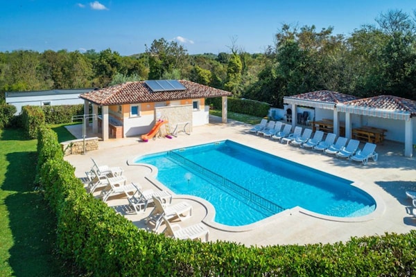 Foto van Stacaravan in Banjole met zwembad bij strand - Vakantiehuis in Banjole - PoolOfHouse