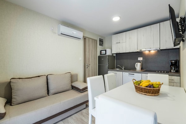 Foto van Stacaravan in Banjole met zwembad bij strand - Vakantiehuis in Banjole - LivingRoom