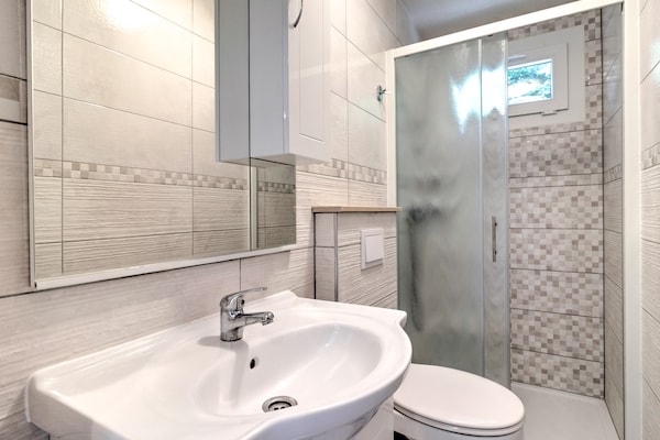Foto van Stacaravan in Banjole bij Strand - Vakantiehuis in Banjole - BathRoom