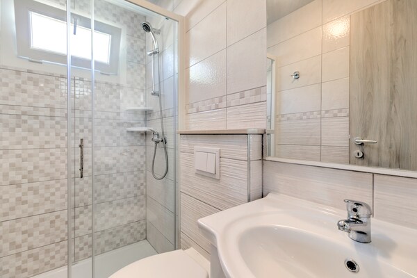 Foto van Stacaravan in Banjole bij Strand - Vakantiehuis in Banjole - BathRoom